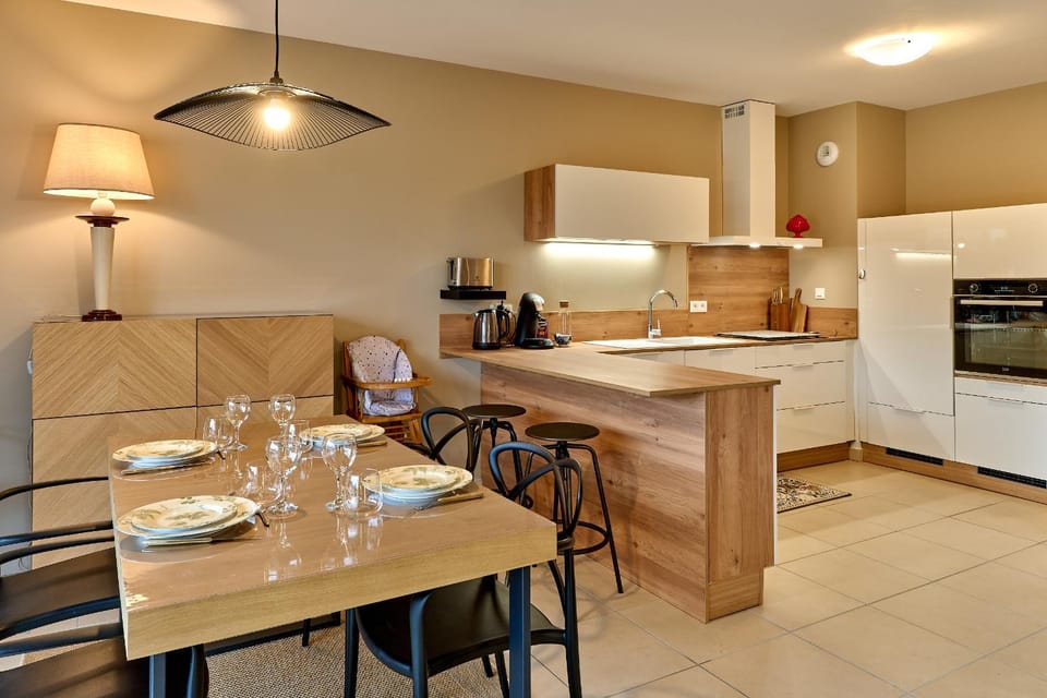 Coffee/tea facilities, Kitchen or kitchenette, Living room, Food and drinks, Seating area, Dining area, Food, dishwasher, minibar, oven, pet friendly, stove, toaster