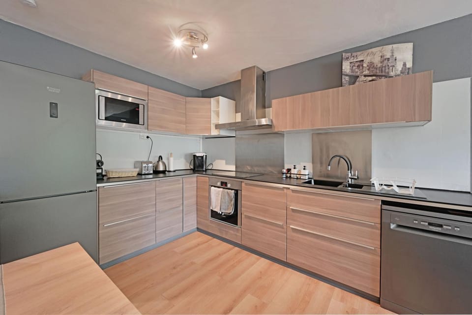Coffee/tea facilities, dishwasher, microwave, oven, toaster, kitchen