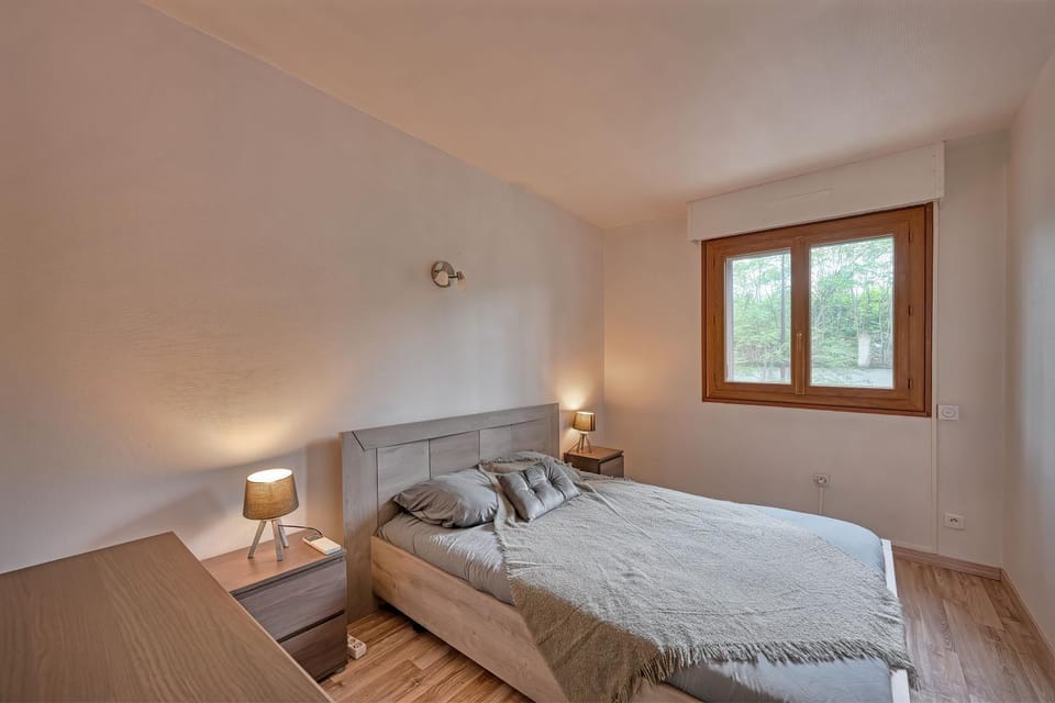 Photo of the whole room, Bedroom