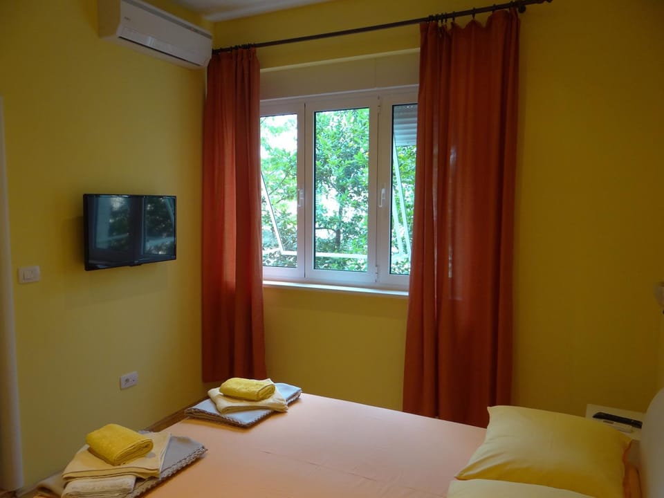 Day, Photo of the whole room