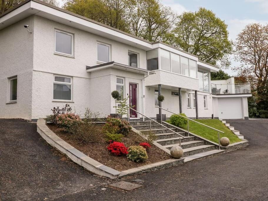 BRANTLEA Detached 4 Bed Home, Hot Tub, Lake View, Parking, Pet Friendly House in Bowness-on-Windermere