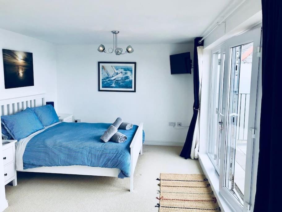Bed, TV and multimedia, Bedroom