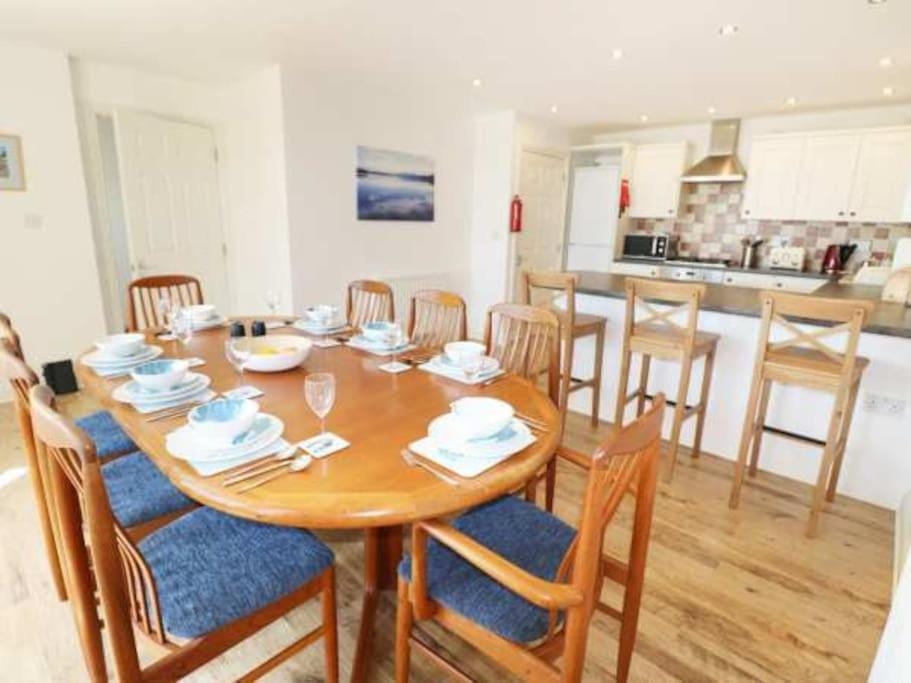 Kitchen or kitchenette, Seating area, Dining area