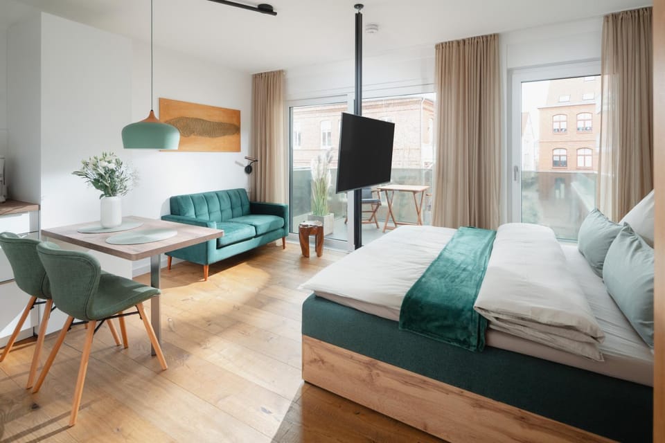 Bed, TV and multimedia, Living room, Photo of the whole room, Seating area, Bedroom