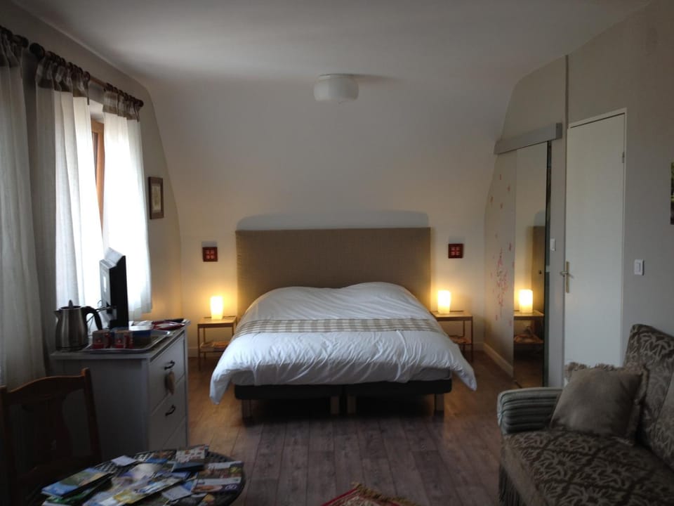 Bed, TV and multimedia, Bedroom