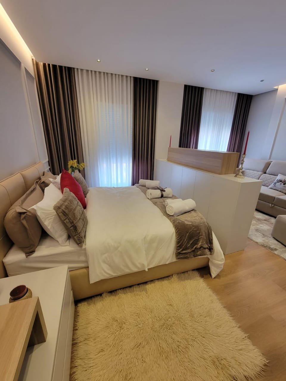 Bedroom, towels