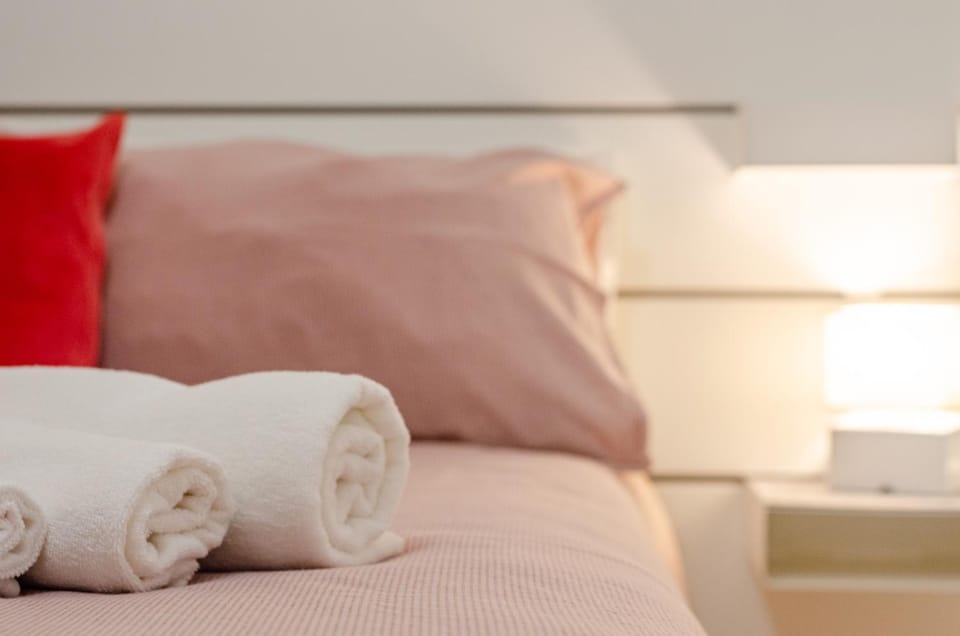 Bed, Decorative detail, towels