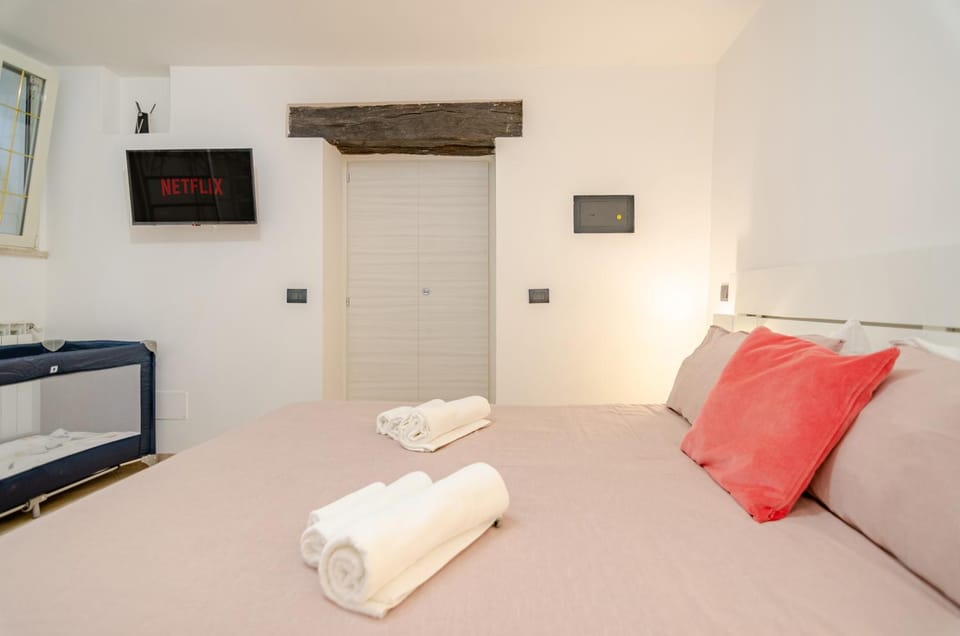 Bed, TV and multimedia, Photo of the whole room, Bedroom, cot, towels