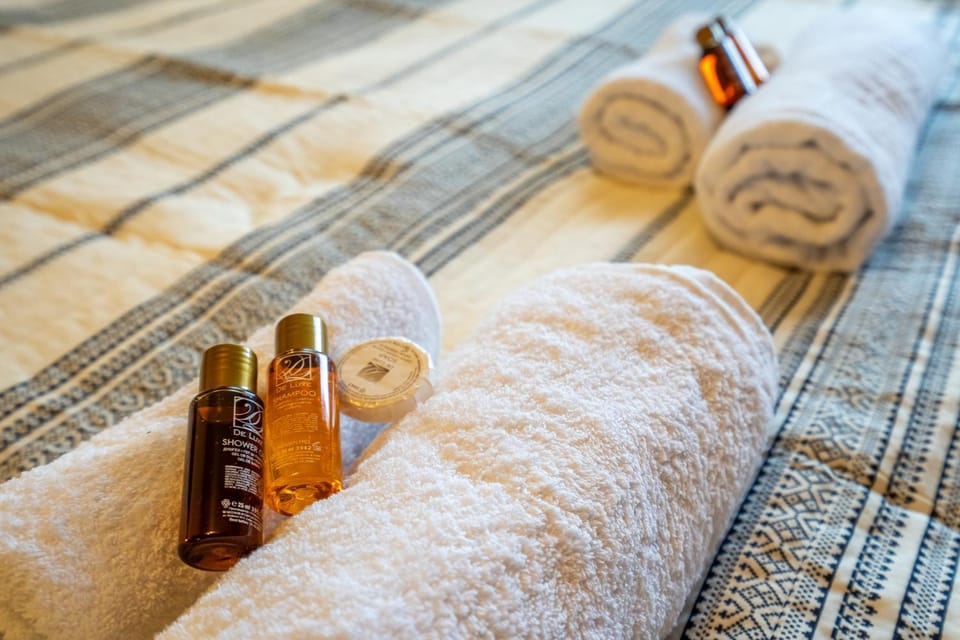 Bed, Bedroom, towels