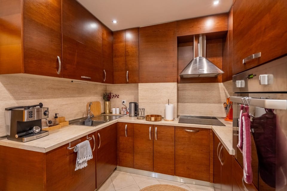 Coffee/tea facilities, Kitchen or kitchenette, dishwasher, oven, stove