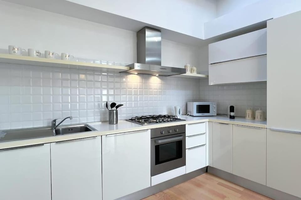 Coffee/tea facilities, Kitchen or kitchenette, oven, stove