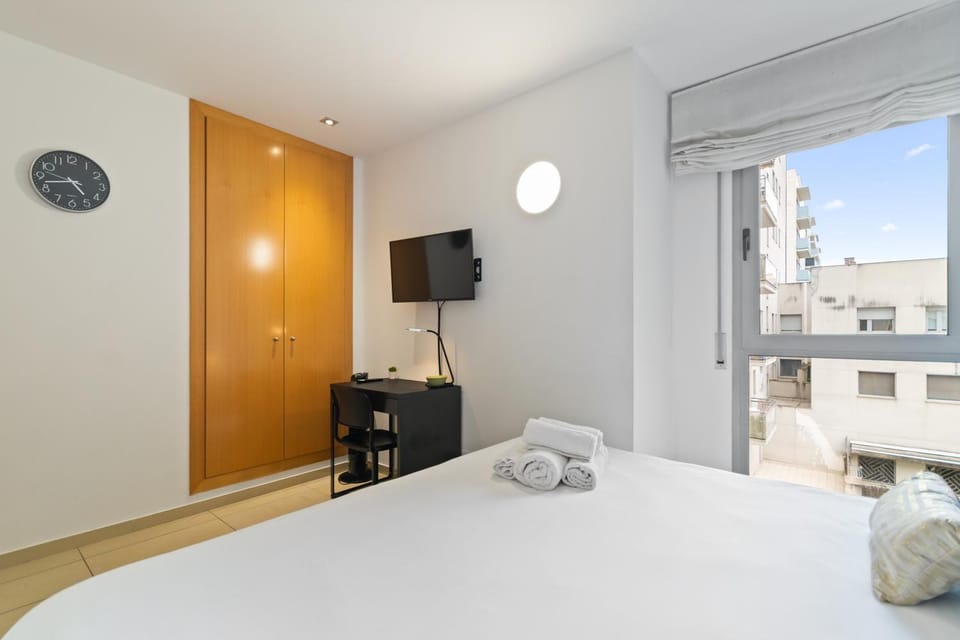 Bed, TV and multimedia, wardrobe