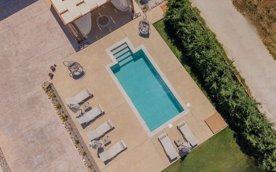 Day, Swimming pool, sunbed