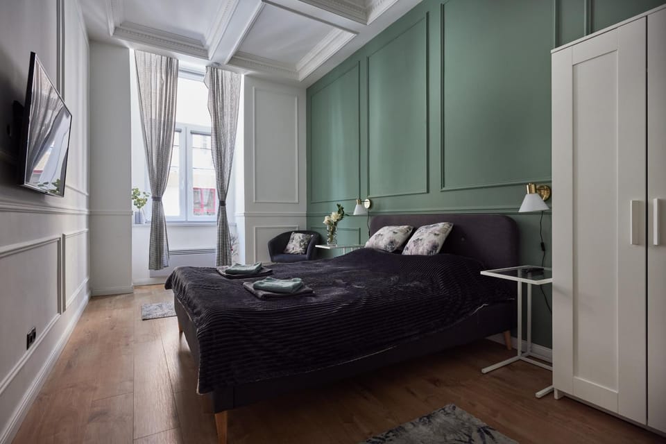 Bed, TV and multimedia, Bedroom, wardrobe