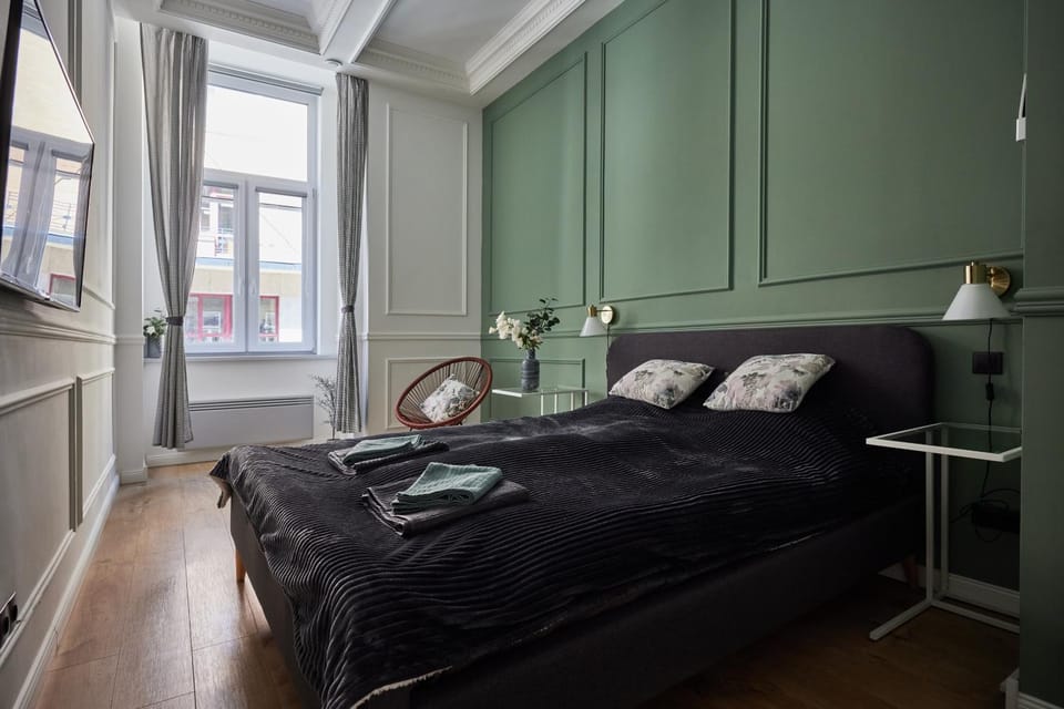 Bed, TV and multimedia, Bedroom