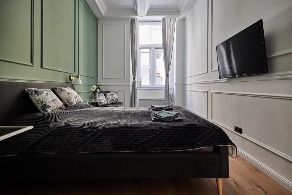 Bed, TV and multimedia, Bedroom