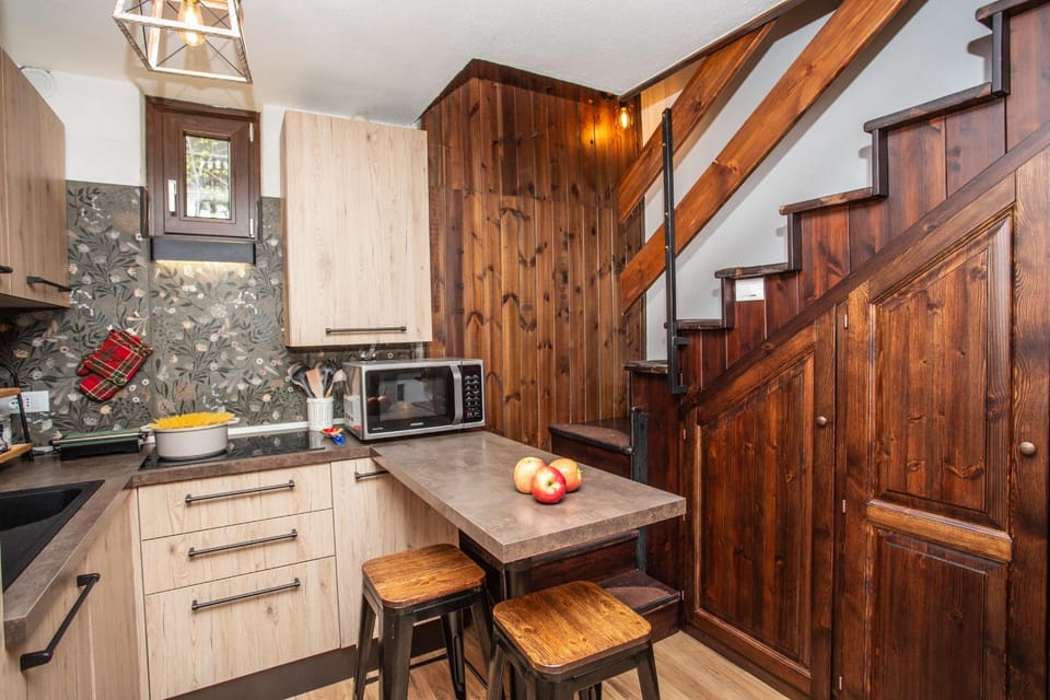 Kitchen or kitchenette, Dining area, dishwasher, stove