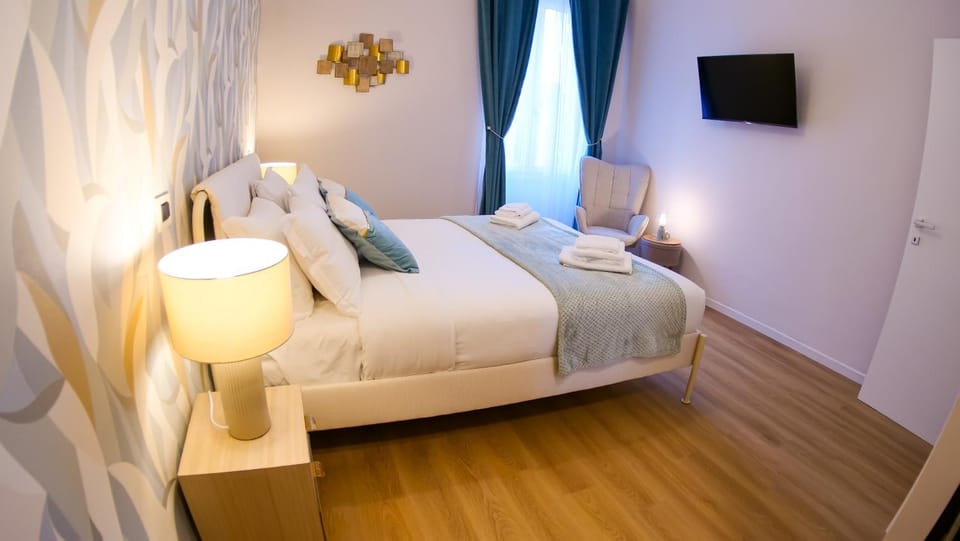 Bed, TV and multimedia, Photo of the whole room, Bedroom