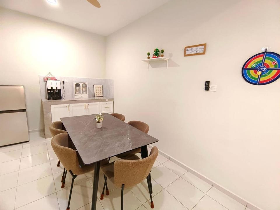 Cozy Batu 4-Game, Neflix, Water Dispenser House in Johor