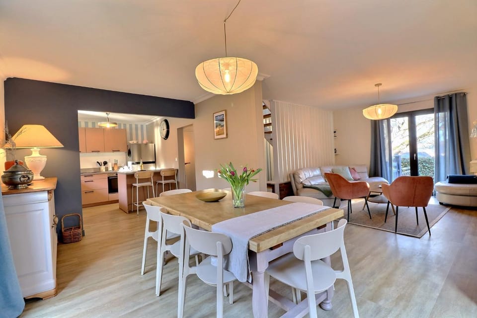 Kitchen or kitchenette, Living room, Seating area, Dining area