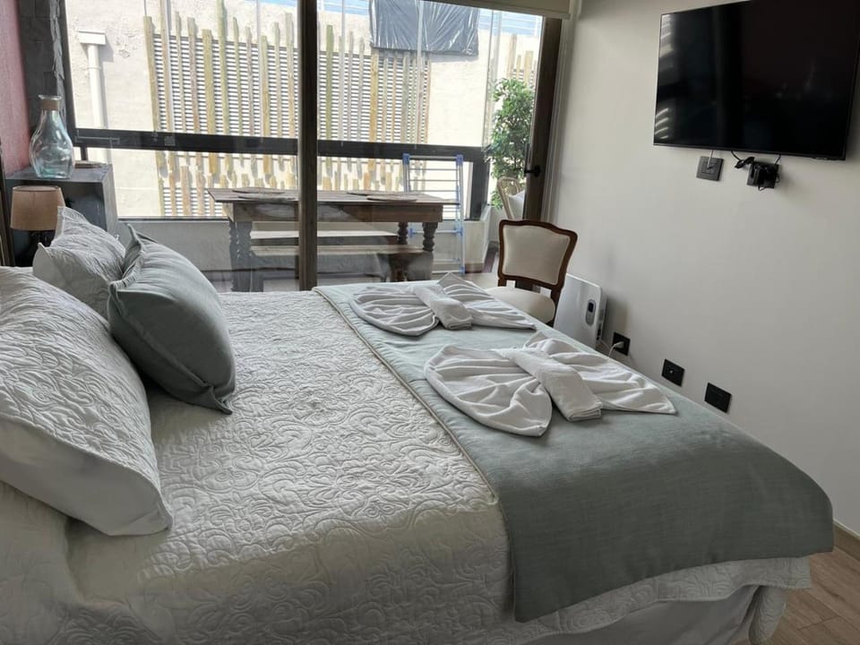 Bed, Bedroom, towels