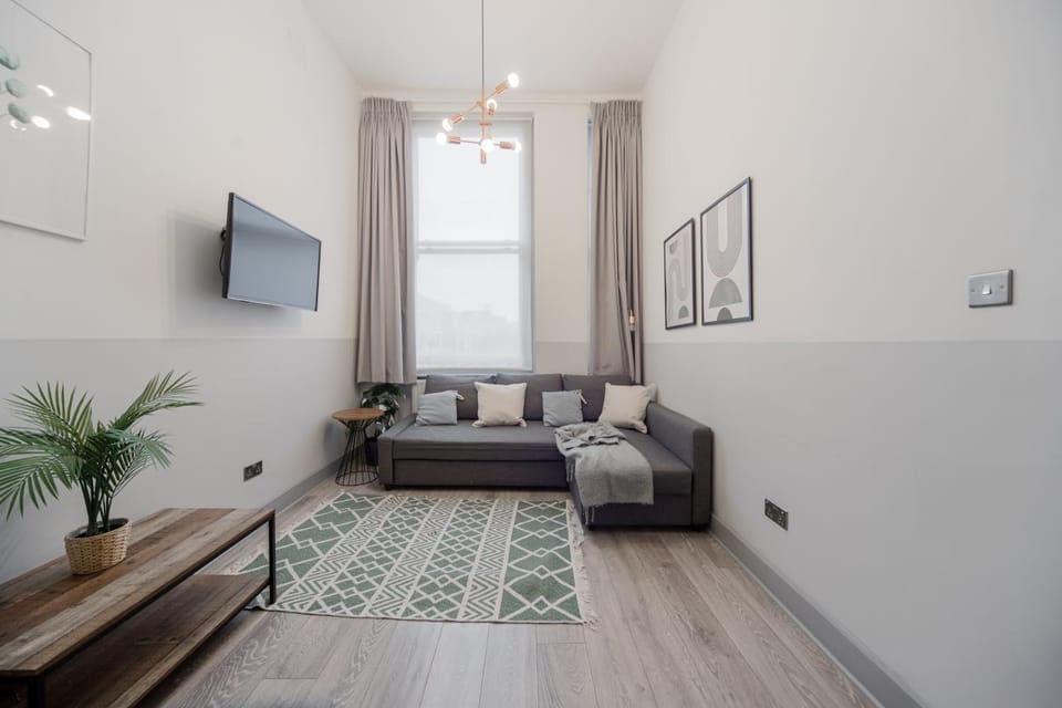 TV and multimedia, Living room, Photo of the whole room, Seating area, Evening entertainment