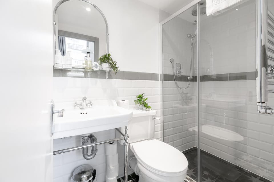 Shower, Toilet