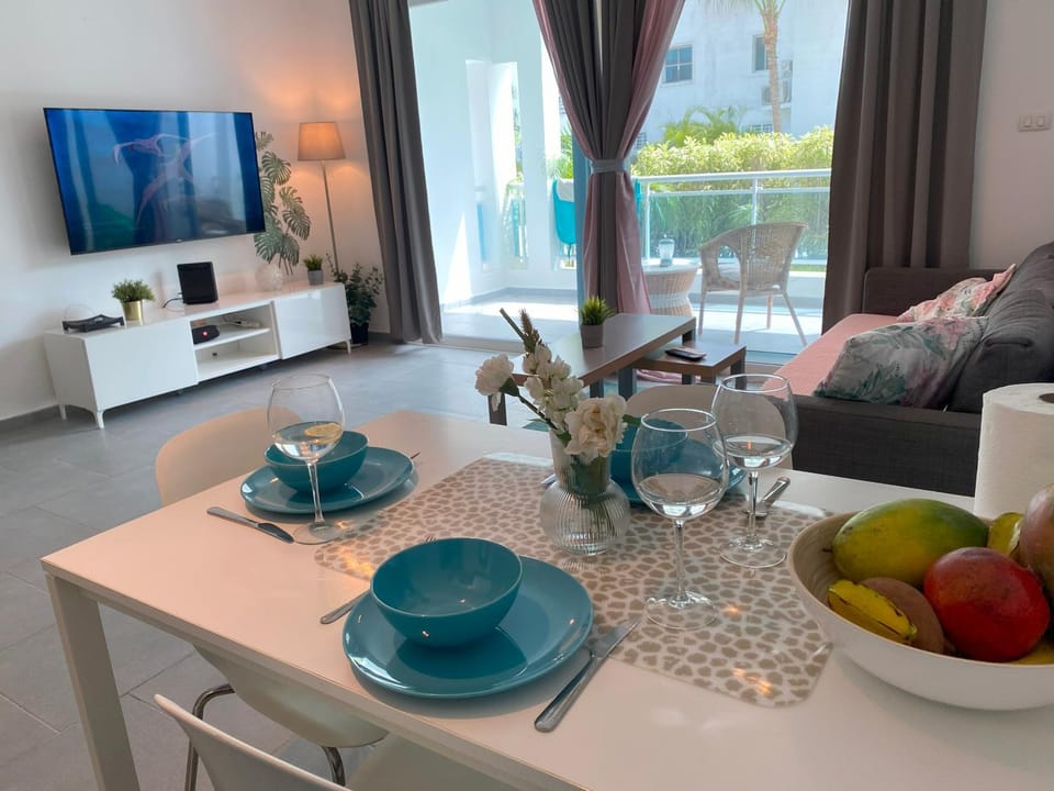 TV and multimedia, Balcony/Terrace, Balcony/Terrace, Living room, Food and drinks, Seating area, Dining area, Evening entertainment, Food