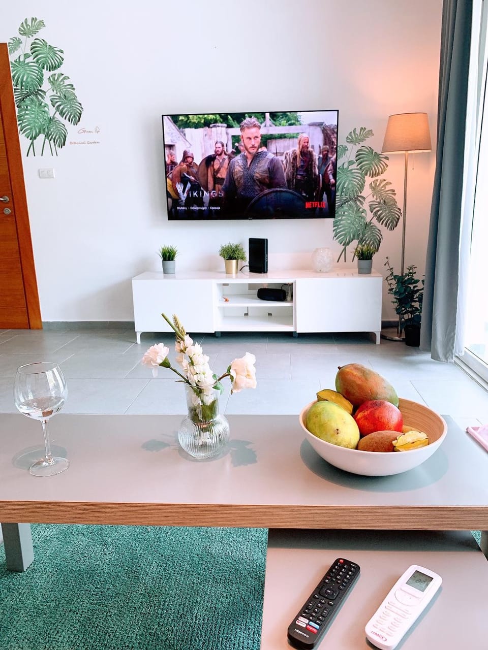 TV and multimedia, Living room, Evening entertainment