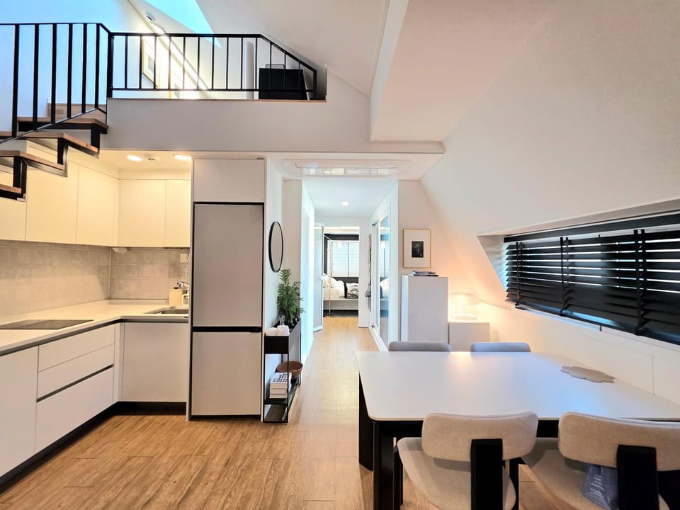 Kitchen or kitchenette, Living room, Seating area, Dining area