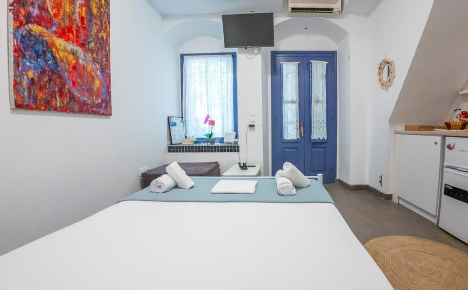 Bed, TV and multimedia, Bedroom, air conditioner