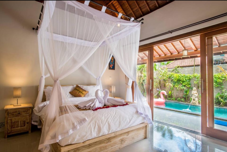 Bed, Photo of the whole room, Bedroom, Swimming pool