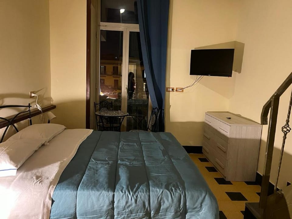 Property building, Bed, TV and multimedia, Balcony/Terrace, Photo of the whole room, Bedroom, hair dresser, internet, microwave, air conditioner