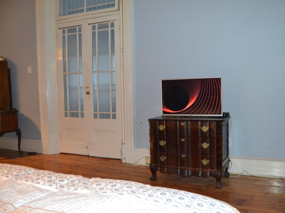 Bed, TV and multimedia, Bedroom
