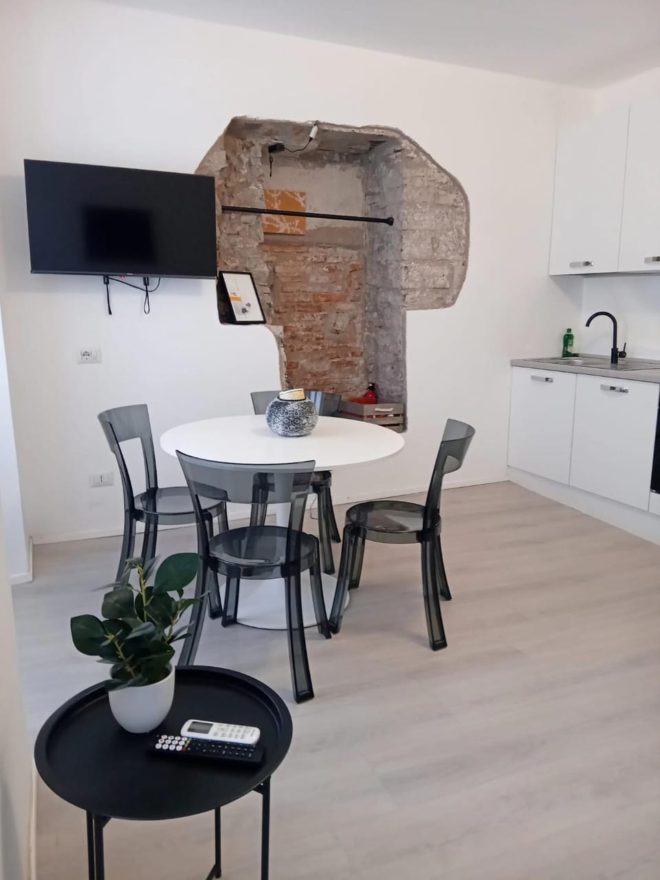 100 passi dal Lago, history apartment piazza Roma by Revenue House Apartment in Como