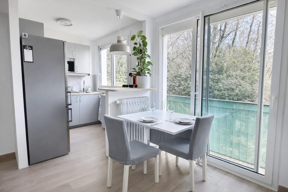 Kitchen or kitchenette, Dining area