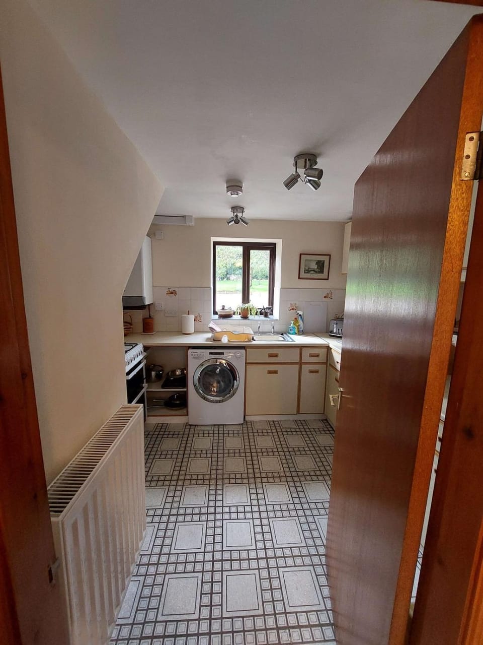 Kitchen or kitchenette, oven, stove, washing machine