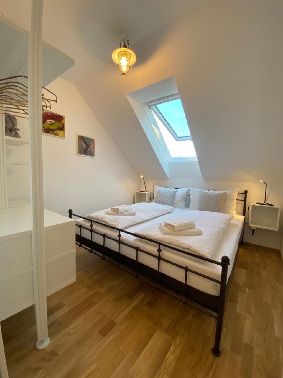 Bed, Bedroom, towels