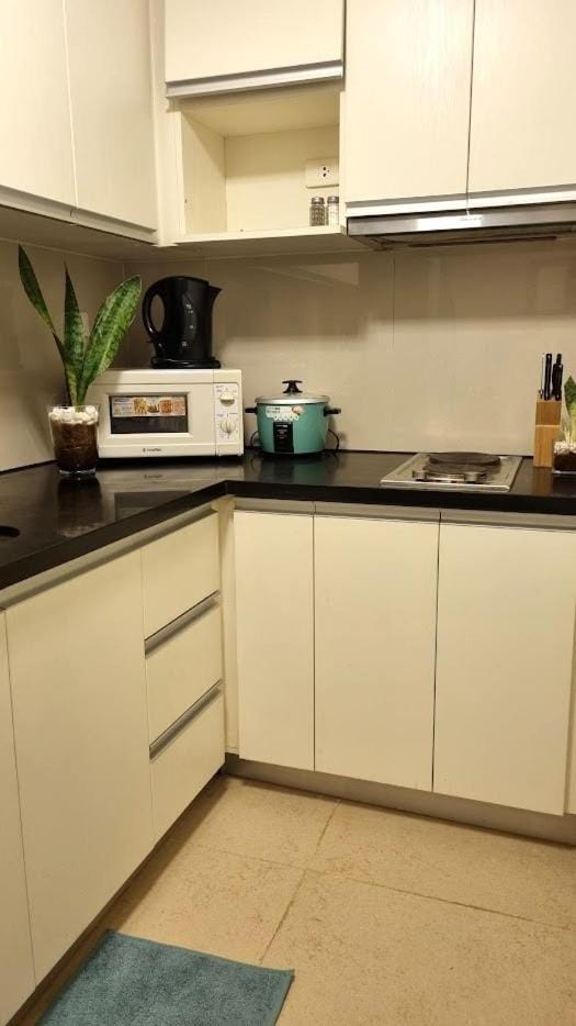 Kitchen or kitchenette, minibar