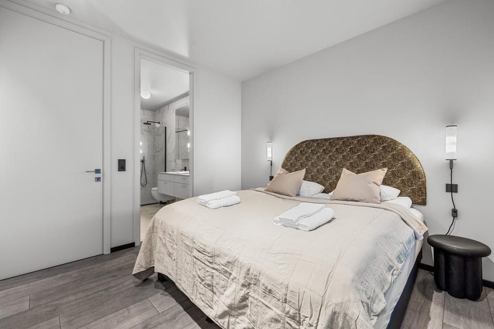 Bed, Bathroom, Photo of the whole room, Bedroom, towels