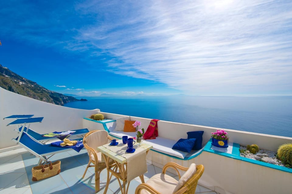 Property building, Day, Balcony/Terrace