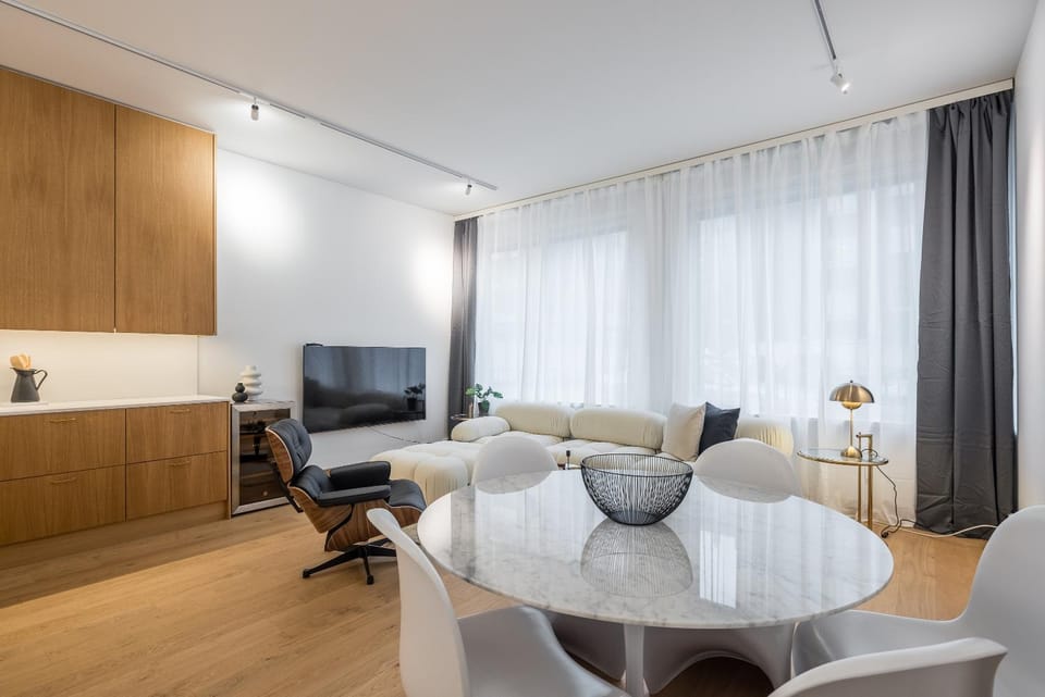TV and multimedia, Kitchen or kitchenette, Living room, Seating area, Dining area
