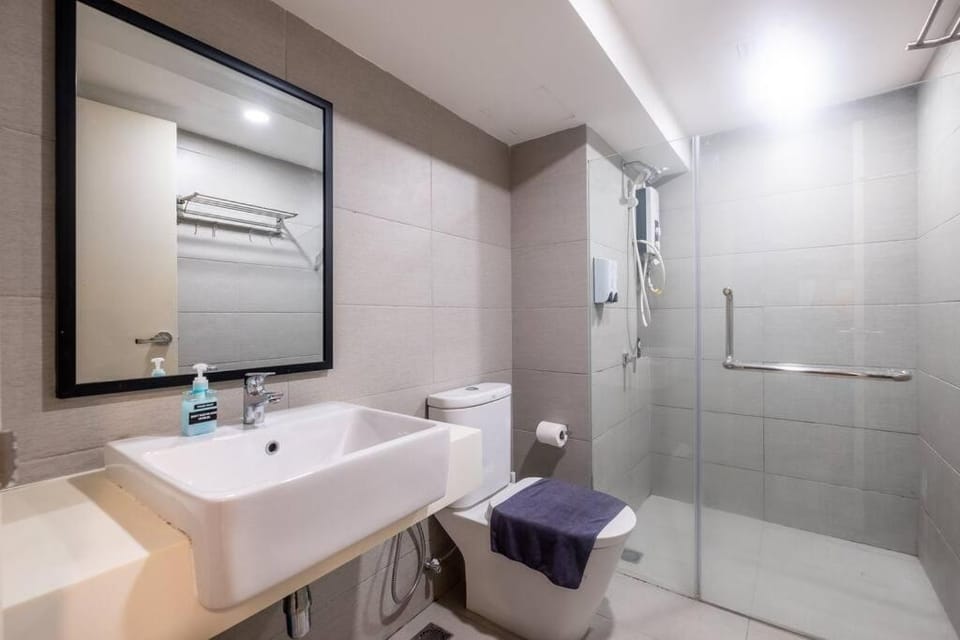 Shower, Toilet