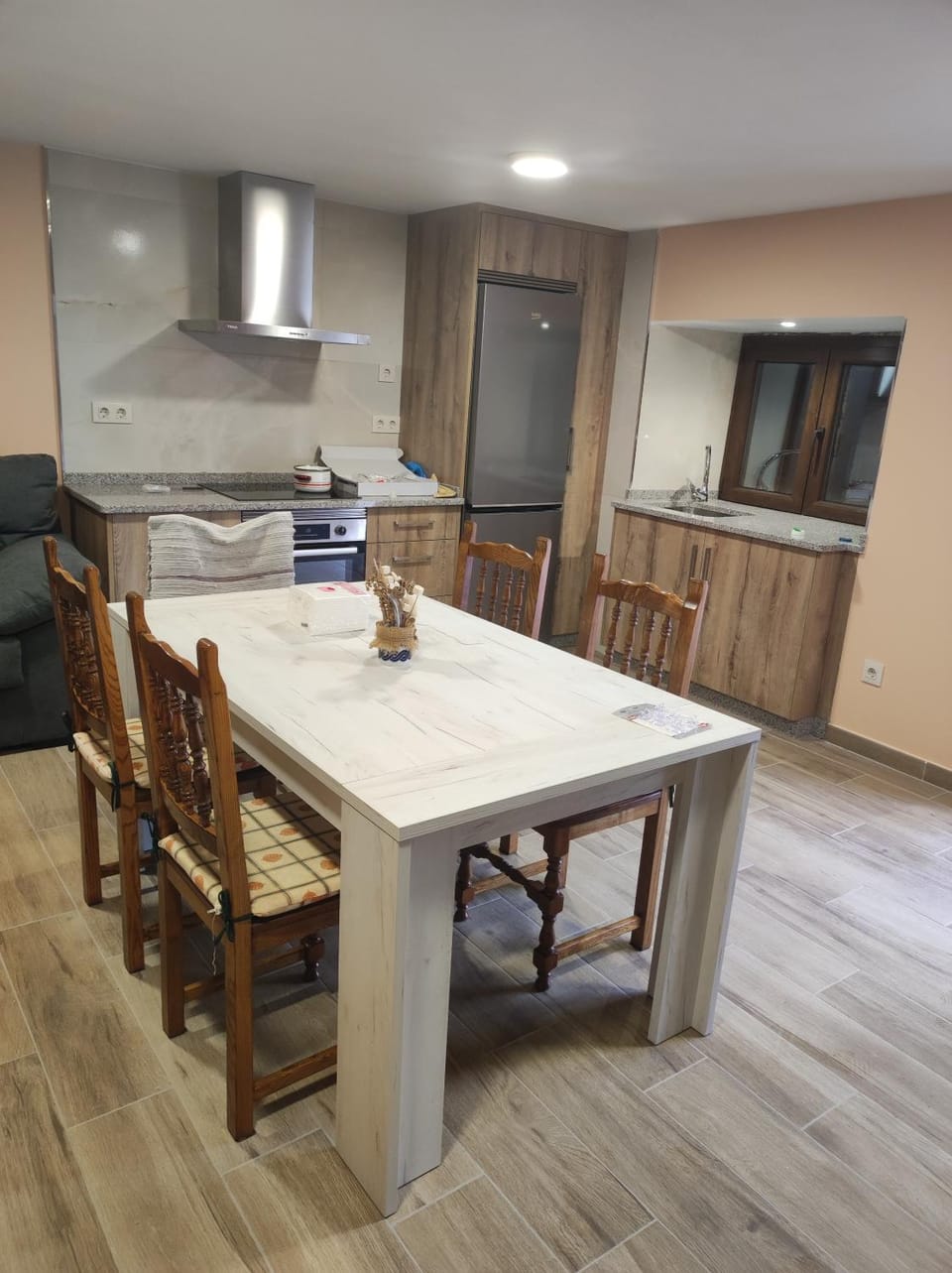 Kitchen or kitchenette, Living room, Seating area, Dining area, stove