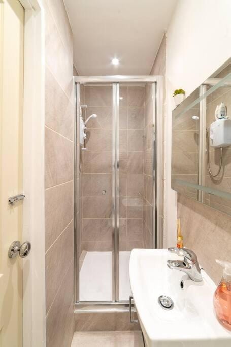 Shower, Bathroom, towels