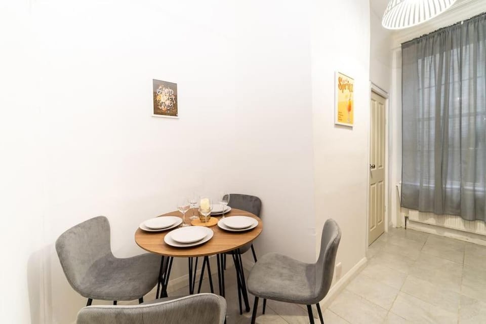 Seating area, Dining area