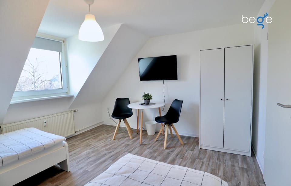 Communal lounge/ TV room, Bed, TV and multimedia, Photo of the whole room, Evening entertainment, Bedroom, hair dresser, wardrobe