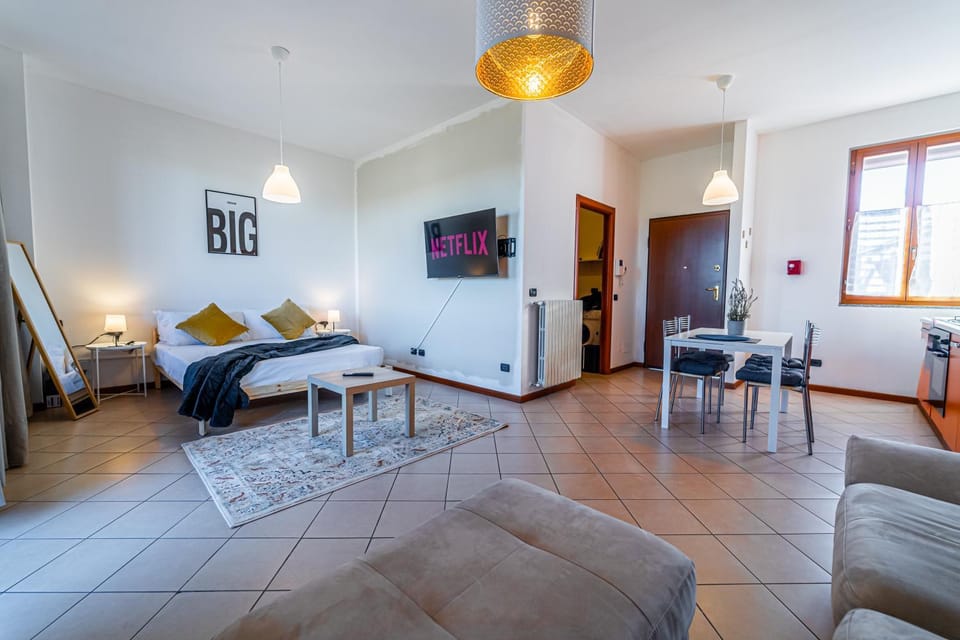 Bed, TV and multimedia, Seating area, Bedroom