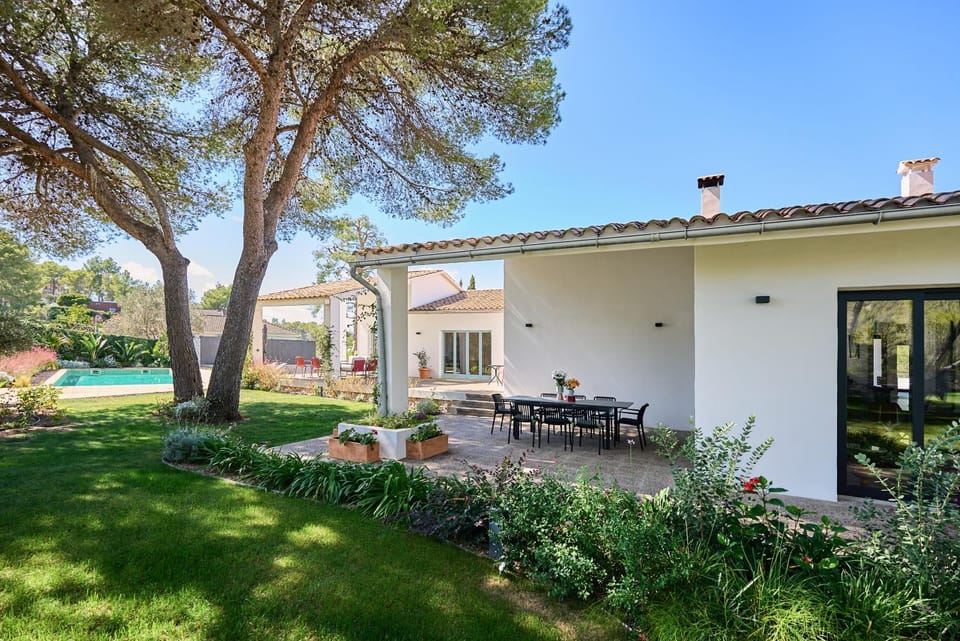 Property building, Garden, Garden, Balcony/Terrace, Garden view, Swimming pool