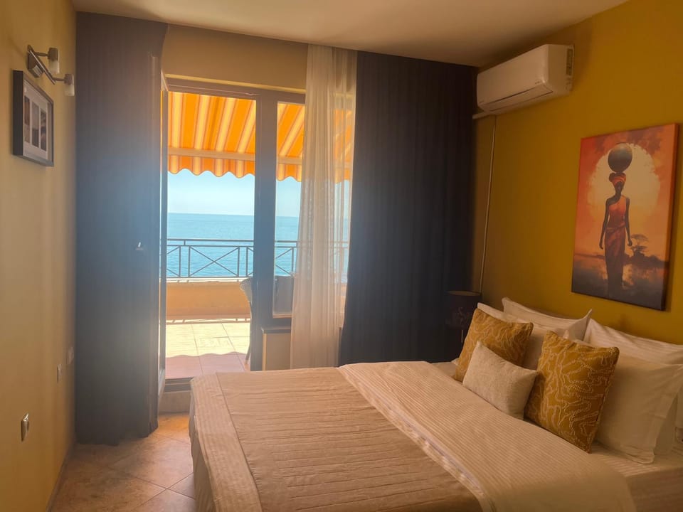 Bed, Photo of the whole room, Bedroom, air conditioner